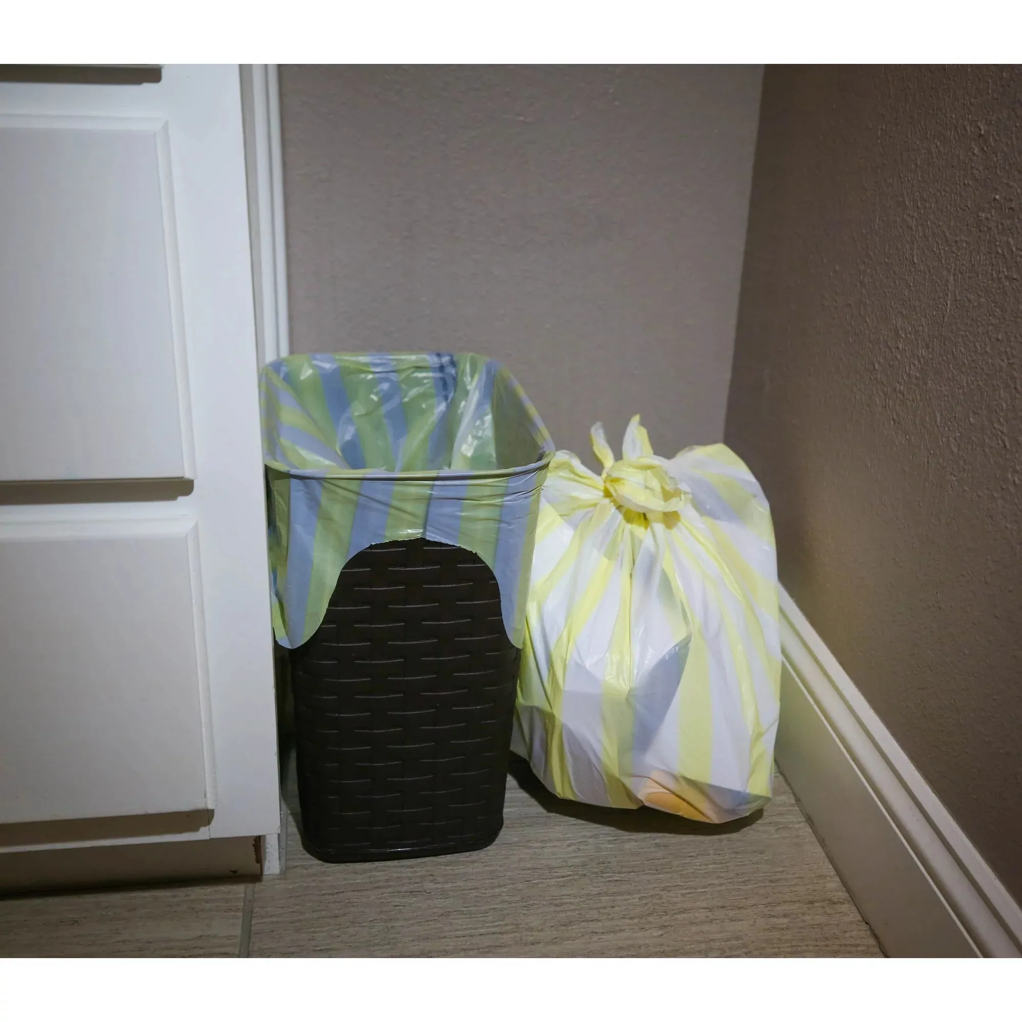 Hero Small Trash Bags, 4 Gallon, 40 Bags (Lemon Scent), Odor Neutralizer, Flap Ties